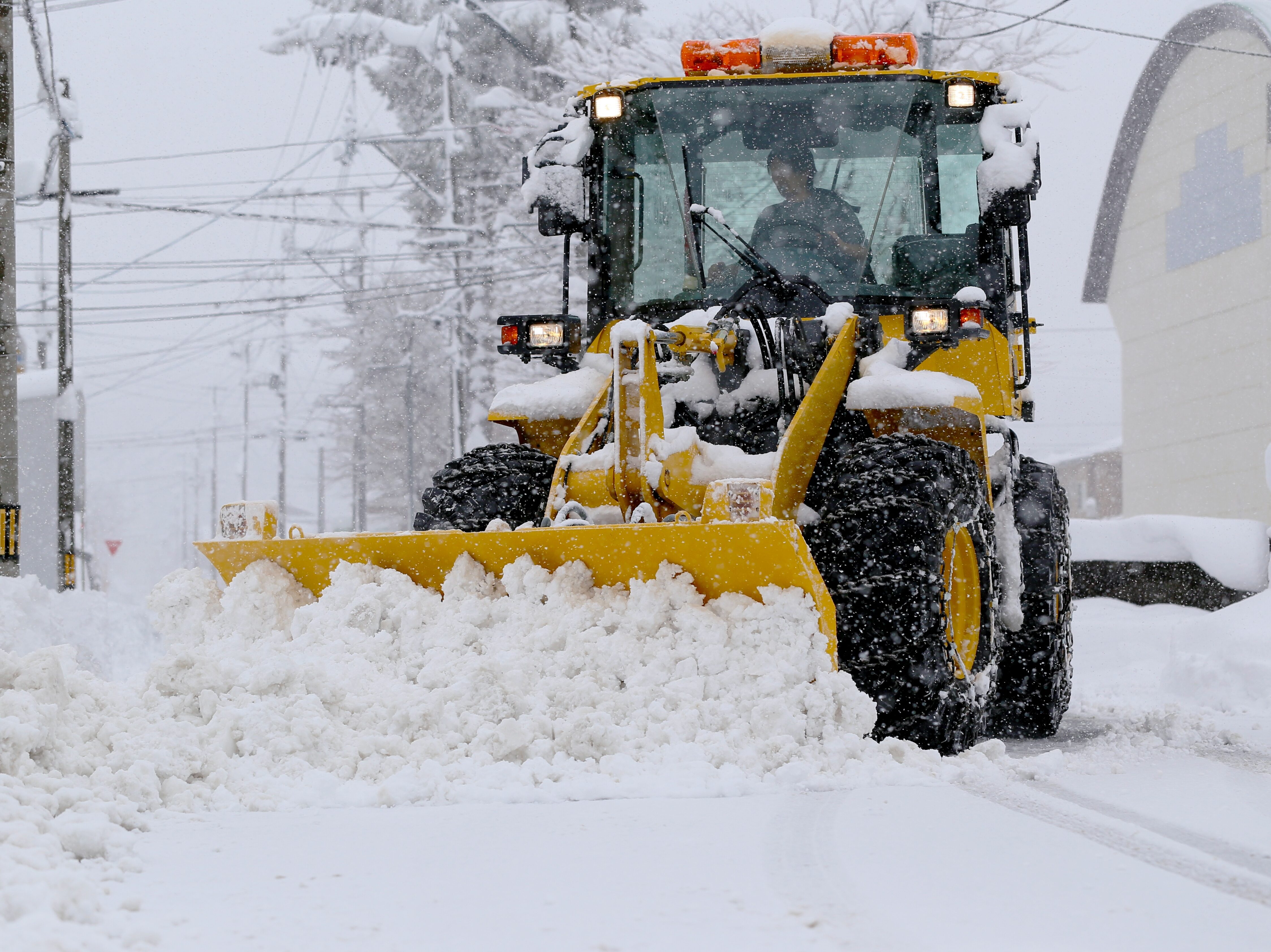 道路の除雪をする除雪車